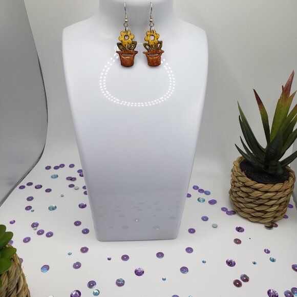 Hand Made Earrings Pot With Flower - Picture 2 of 3